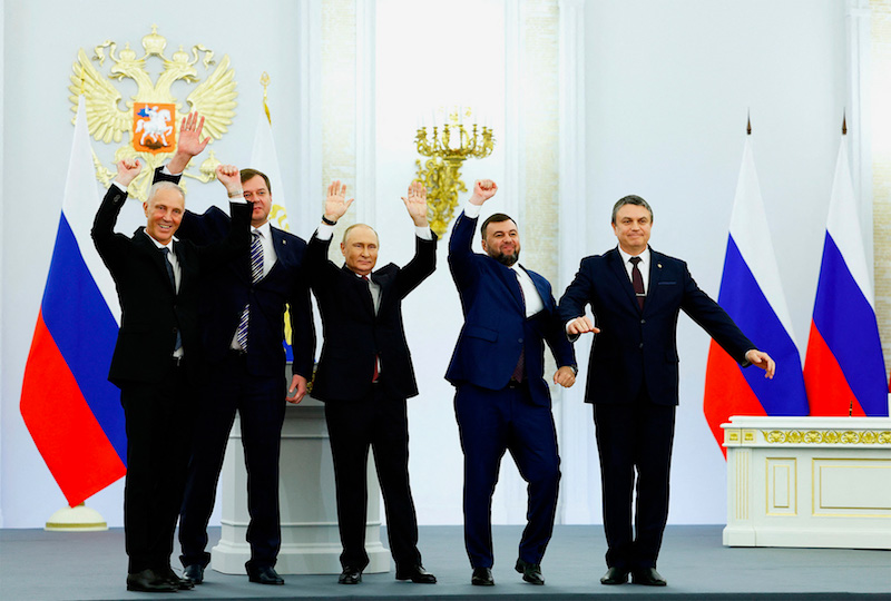 Путин в один день присоединил новые территории и запорожскую АЭС